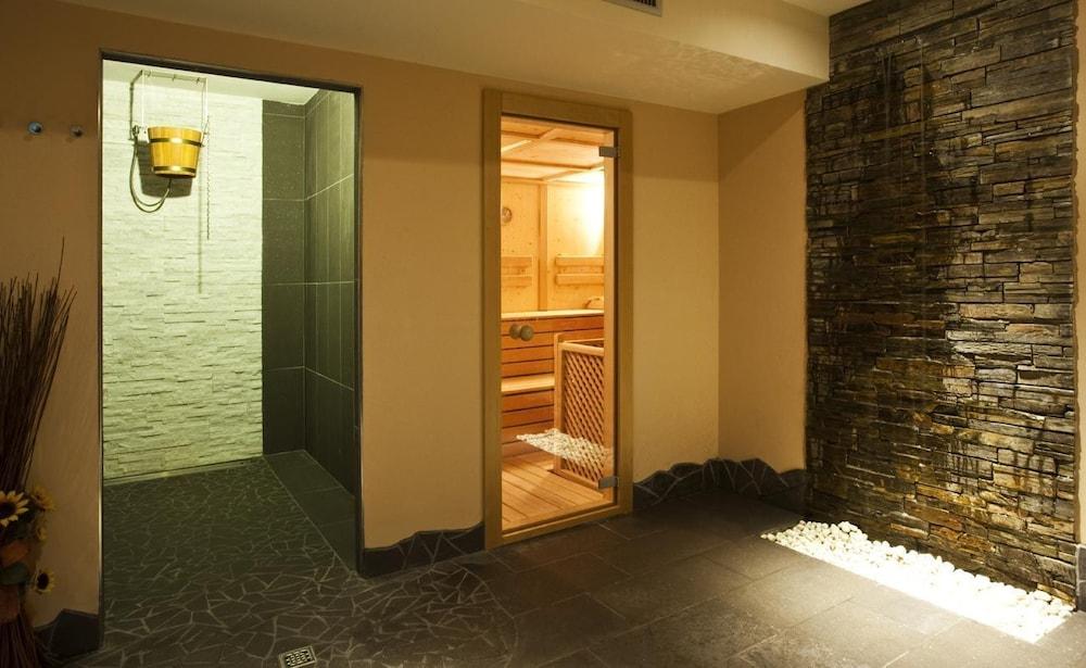 Gaia Residence Hotel Mezzana  Exterior photo